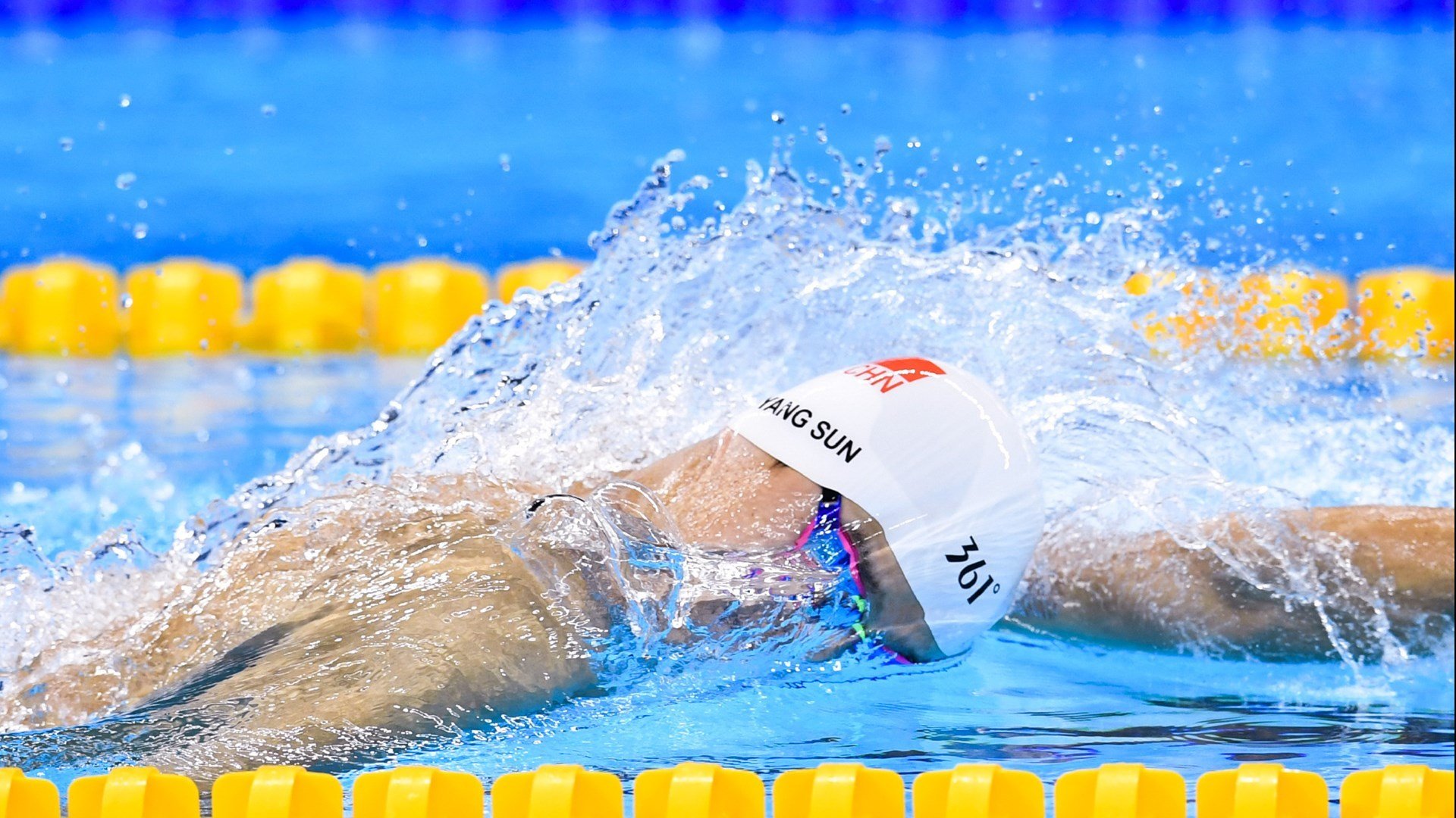 UFC冠军战，张伟丽强势击倒对手再创历史，ufc张伟丽冠军战视频