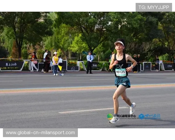 马拉松黑马比赛途中突然加速吓坏领跑车