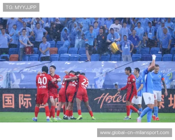 上海海港杨希贴身逼停突破，右路封锁一整场