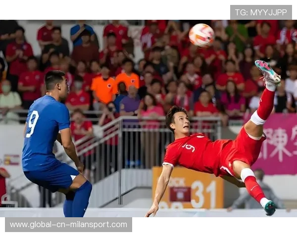 成都蓉城拜合拉木前场抢断,单刀推射冷静命中 成都蓉城拜合拉木前场抢断,单刀推射冷静命中