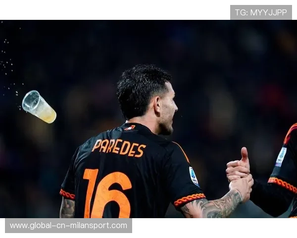 罗马定位球冲击禁区，迈尼昂出击摘球，罗马点球